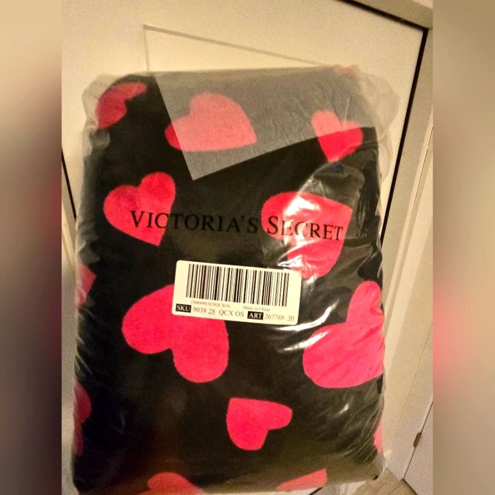 NEW! 2024 Victoria’s Secret Sherpa Valentine Heart Blanket 50x60”NIP